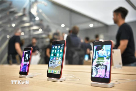 Điện thoại iPhone của Apple được bày bán tại một cửa hàng ở Milan, Italy. (Ảnh: AFP/TTXVN) 