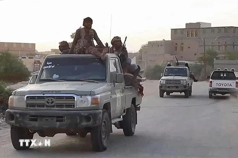 Quân Chính phủ Yemen tiến vào tỉnh Shabwa sau khi giành quyền kiểm soát tỉnh này từ lực lượng Houthi ngày 10/1/2022. (Ảnh: AFP/TTXVN) 