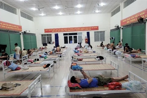 40 người trốn khỏi một casino ở Campuchia bơi qua sông Bình Ghi nhập cảnh trái phép về Việt Nam. (Ảnh: TTXVN phát) 