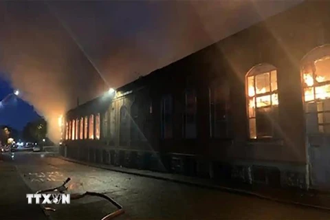 Hiện trường vụ cháy khu nhà Bismark House Mill ở Oldham, Manchester (Anh). (Ảnh: PA/TTXVN) 