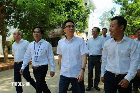 Phó Thủ tướng Vũ Đức Đam kiểm tra tình hình triển khai dự án đầu tư xây dựng Đại học Quốc gia Hà Nội tại Hòa Lạc. (Ảnh: Văn Điệp/TTXVN) 