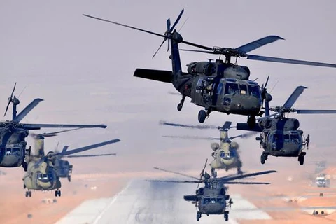 Trực thăng UH-60 Black Hawks và CH-47 Chinooks của Mỹ. (Nguồn: US Army) 