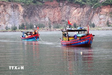 Tàu gặp nạn cùng 5 thuyền viên được lai dắt vào Cảng cá Cửa Sót, xã Thạch Kim, huyện Lộc Hà (Hà Tĩnh). (Ảnh: Phan Quân/TTXVN) 