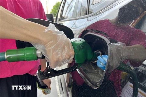 Bơm xăng cho ôtô tại trạm xăng ở Seoul, Hàn Quốc, ngày 10/6/2022. (Ảnh: THX/TTXVN) 