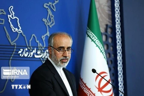 Người phát ngôn Bộ Ngoại giao Iran Nasser Kanaani phát biểu tại cuộc họp báo ở Tehran. (Ảnh: IRNA/TTXVN) 