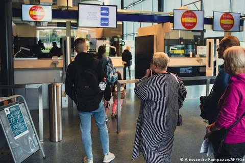 Du khách Nga được kiểm tra hộ chiếu tại cửa khẩu ở Phần Lan. (Nguồn: AFP/Getty Images) 