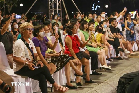 Du khách trong nước và quốc tế thưởng thức các hoạt động về đêm tại Đà Nẵng. (Ảnh: Trần Lê Lâm/TTXVN) 