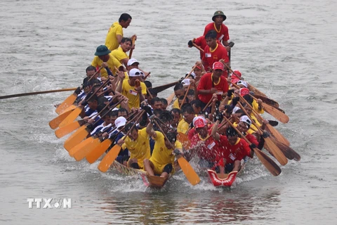 [Photo] Lễ hội đua thuyền trên quê hương Đại tướng Võ Nguyên Giáp