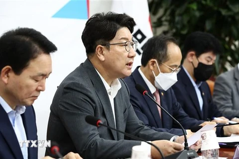 Ông Kweon Seong-dong (thứ 2, trái), lãnh đạo lâm thời đảng Quyền lực Quốc dân (PPP), phát biểu tại phiên họp của PPP ở Seoul, ngày 24/8/2022. (Ảnh: YONHAP/TTXVN) 