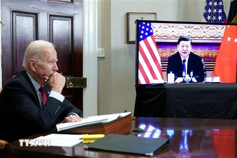 Tổng thống Mỹ Joe Biden (trái) và Chủ tịch Trung Quốc Tập Cận Bình (phải, trên màn hình) tại hội nghị thượng đỉnh trực tuyến, ở Washington, DC., Mỹ ngày 15/11/2021. (Ảnh: AFP/TTXVN) 