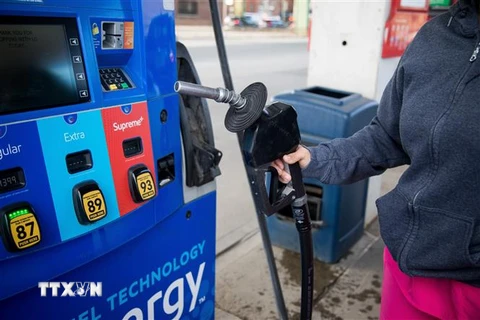 Bơm xăng cho phương tiện tại một trạm xăng ở New York, Mỹ. (Ảnh: THX/TTXVN) 