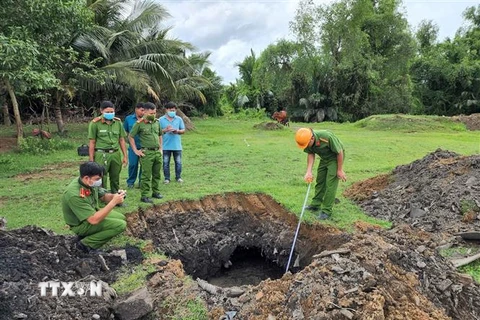 Số chất thải được phát hiện chôn lấp trái phép trong khuôn viên nhà máy xử lý chất thải nguy hại của công ty. (Ảnh: TTXVN phát) 