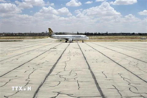 Máy bay tại sân bay Aleppo, Syria ngày 15/6/2022. (Ảnh: AFP/TTXVN) 