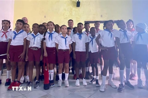 Đại sứ Việt Nam tại Cuba Lê Thanh Tùng và các em học sinh Cuba. (Ảnh: Mai Phương/TTXVN) 