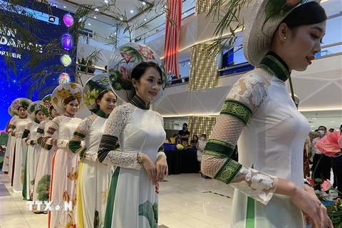 Màn trình diễn áo dài của Việt Nam tại sự kiện. (Ảnh: An Nguyễn/TTXVN) 
