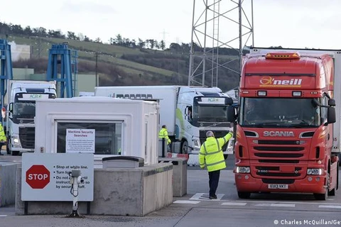 Hải quan kiểm tra xe tải chở hàng tại cảng Larne, Bắc Ireland. (Nguồn: Getty Images) 