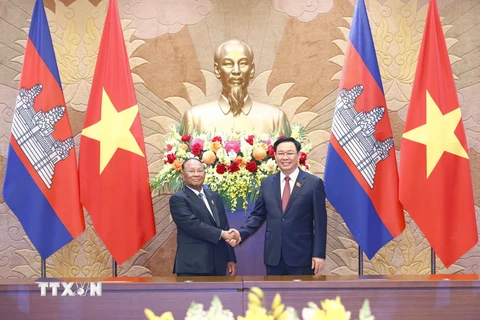 Chủ tịch Quốc hội Vương Đình Huệ và Chủ tịch Quốc hội Campuchia Samdech Heng Samrin. (Ảnh: Doãn Tấn/TTXVN) 