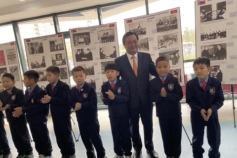 Bộ trưởng Lê Minh Hoan và học sinh Trường số 14 mang tên Chủ tịch Hồ Chí Minh. (Nguồn: Đại sứ quán Việt Nam tại Mông Cổ) 
