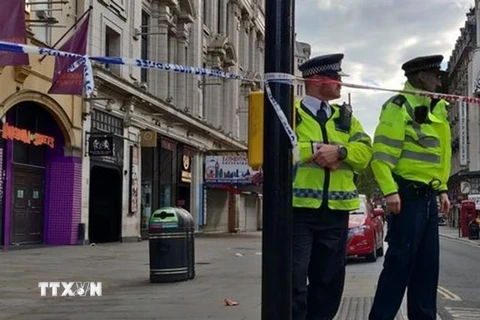 Cảnh sát phong tỏa hiện trường vụ tấn công bằng dao ở West End, London (Anh). (Ảnh: MyLondon/TTXVN) 