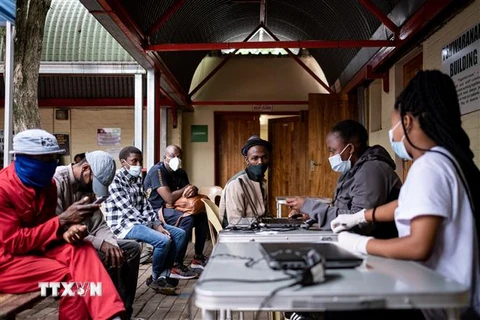 Một điểm tiêm vaccine ngừa COVID-19 tại Johannesburg, Nam Phi. (Ảnh: AFP/TTXVN) 