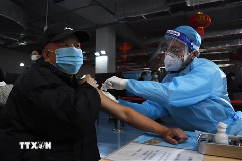 Nhân viên y tế tiêm vaccine phòng COVID-19 cho người dân tại Bắc Kinh, Trung Quốc. (Ảnh: THX/TTXVN) 