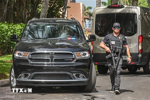 Nhân viên Sở Mật vụ Mỹ gác bên ngoài dinh thự Mar-a-Lago của cựu Tổng thống Donald Trump ở Palm Beach, Florida ngày 9/8/2022. (Ảnh: AFP/TTXVN) 