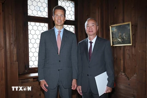 Đại sứ Phùng Thế Long và Hoàng thân Kế vị Alois của Công quốc Liechtenstein. (Ảnh: TTXVN phát) 