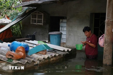 Người dân ở bản Giáng gặp khó khăn trong sinh hoạt vì nguồn nước sạch hiện không còn. (Ảnh: Hữu Quyết/TTXVN) 