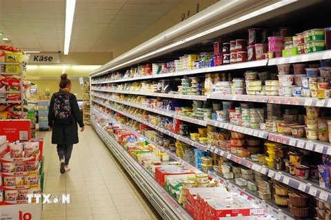 Người tiêu dùng lựa chọn mua hàng tại một siêu thị ở Berlin, Đức ngày 27/4/2022. (Ảnh: THX/TTXVN) 