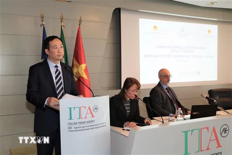 Đại sứ Dương Hải Hưng phát biểu tại Diễn đàn xúc tiến thương mại Việt Nam-Italy. (Ảnh: Trường Dụy/TTXVN) 