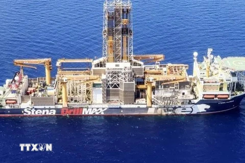 Tàu khoan dầu của Công ty Energean bắt đầu hoạt động khai thác tại mỏ khí tự nhiên Karish ở ngoài khơi Israel, trên Địa Trung Hải, ngày 9/5/2022. (Ảnh: Reuters/TTXVN) 