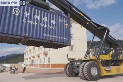 Hiện những chuyến tàu chở container từ Thái Lan đi Trung Quốc phải dỡ hàng ở ga Nongkhai sau đó dùng xe tải chở sang Vientiane qua cầu Hữu nghị số 1. (Nguồn: laotiantimes.com) 