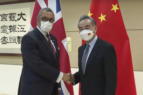 Ngoại trưởng Trung Quốc Vương Nghị và người đồng cấp Anh James Cleverly. (Nguồn: YouTube) 