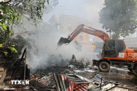Hà Nội: Hình ảnh về vụ cháy ở ngã tư phố Khuất Duy Tiến