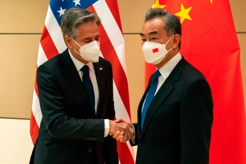 Ngoại trưởng Trung Quốc Vương Nghị (phải) và người đồng cấp Mỹ Anthony Blinken. (Nguồn: CNN)