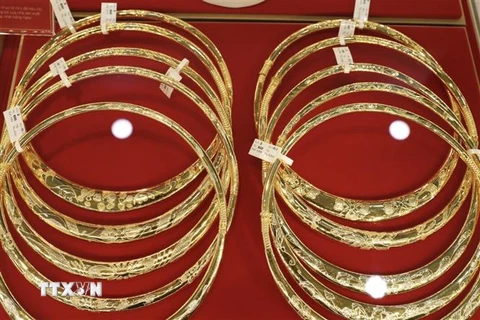 Sản phẩm vàng trang sức bày bán tại Công ty kinh doanh vàng, bạc Bảo tín Mạnh Hải. (Ảnh: Trần Việt/TTXVN) 