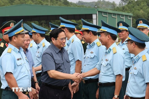 Thủ tướng Phạm Minh Chính đến thăm cán bộ, sỹ quan, chiến sỹ Trung đoàn không quân 921 (Sư đoàn 371). (Ảnh: Dương Giang/TTXVN) 
