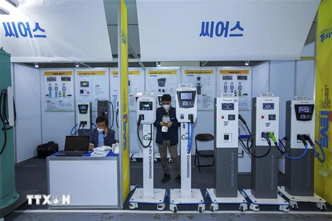 Gian hàng trưng bày trạm xạc dành cho xe điện do doanh nghiệp Hàn Quốc sản xuất. (Ảnh: Anh Nguyên/TTXVN) 