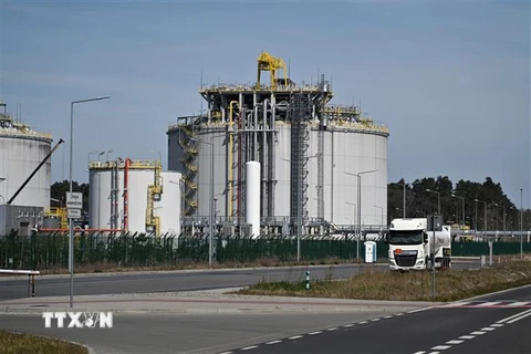 Một trạm khí tự nhiên hóa lỏng ở Swinoujscie, Ba Lan ngày 27/4/2022. (Ảnh: PAP/TTXVN) 