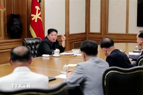 Nhà lãnh đạo Triều Tiên Kim Jong-un (phía xa) chủ trì hội nghị Ban Bí thư Ban Chấp hành Trung ương Đảng Lao động Triều Tiên tại Bình Nhưỡng, ngày 12/6/2022. (Ảnh: Yonhap/TTXVN) 