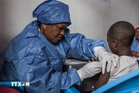 Nhân viên y tế tiêm vaccine ngừa Ebola ở Goma, Cộng hòa Dân chủ Congo, ngày 22/11/2019. (Ảnh: AFP/TTXVN)