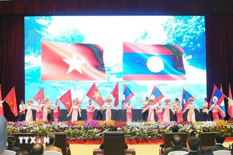 Một tiết mục văn nghệ chào mừng Lễ kỷ niệm 60 năm Ngày thiết lập quan hệ ngoại giao Lào- Việt Nam. (Ảnh: Bá Thành/TTXVN) 