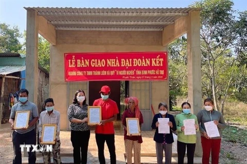 Trao nhà Đại đoàn kết cho người nghèo vùng biên tại Bình Phước. (Ảnh: TTXVN phát) 