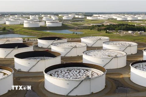 Bể chứa dầu tại kho dự trữ ở Cushing, Oklahoma, Mỹ. (Ảnh: AFP/TTXVN) 