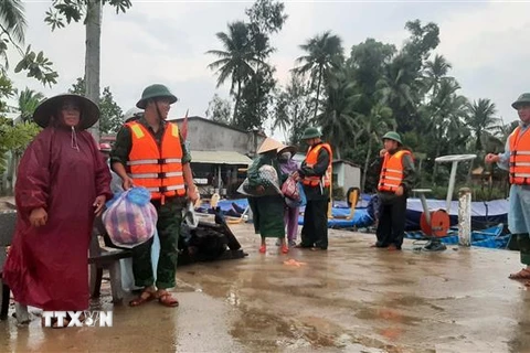 Toàn bộ người già, phụ nữ và trẻ em ở xã đảo Tam Hải, huyện Núi Thành, Quảng Nam đã được đưa vào bờ. (Ảnh: Đoàn Hữu Trung/TTXVN) 