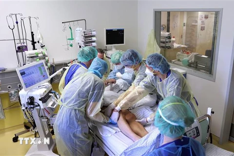 Điều trị cho bệnh nhân nhiễm COVID-19 tại bệnh viện ở Magdeburg, Đông Đức. (Ảnh: AFP/TTXVN) 