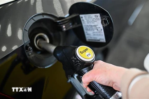 Bơm xăng cho phương tiện tại trạm xăng ở Essen, Đức ngày 8/3/2022. (Ảnh: AFP/TTXVN) 