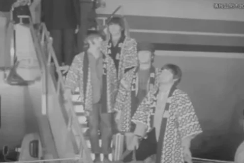 The Beatles xuất hiện tại sân bay Haneda của Tokyo vào ngày 29/6/1966, với các thành viên mặc áo truyền thống kimono. (Nguồn: news.yahoo.com) 