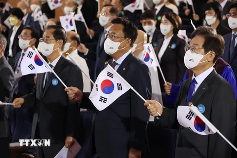 Thủ tướng Hàn Quốc Han Duck-soo (trái) cùng các quan chức tham dự lễ kỷ niệm Ngày lập quốc, tại Seoul ngày 3/10/2022. (Ảnh: Yonhap/TTXVN) 