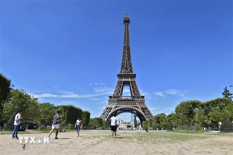 Khu vực tháp Eiffel ở Paris, Pháp ngày 3/8/2022. (Ảnh: AFP/TTXVN) 